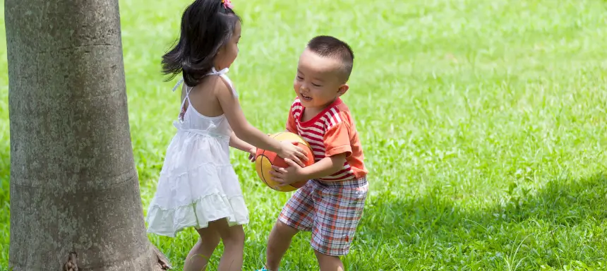 Erziehungsmethode zwei spielende Kinder