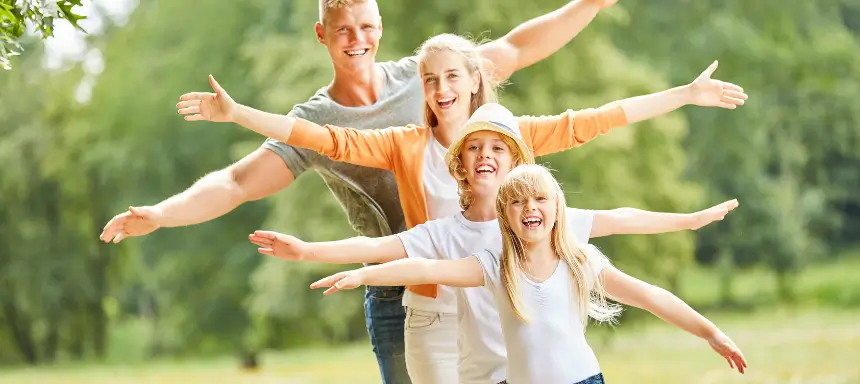 Erziehungsstil Eine Familie hat Spaß in der Natur