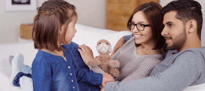 autoritativer Erziehungstil Eine Familie praktiziert den autoritativen Erziehungsstil
